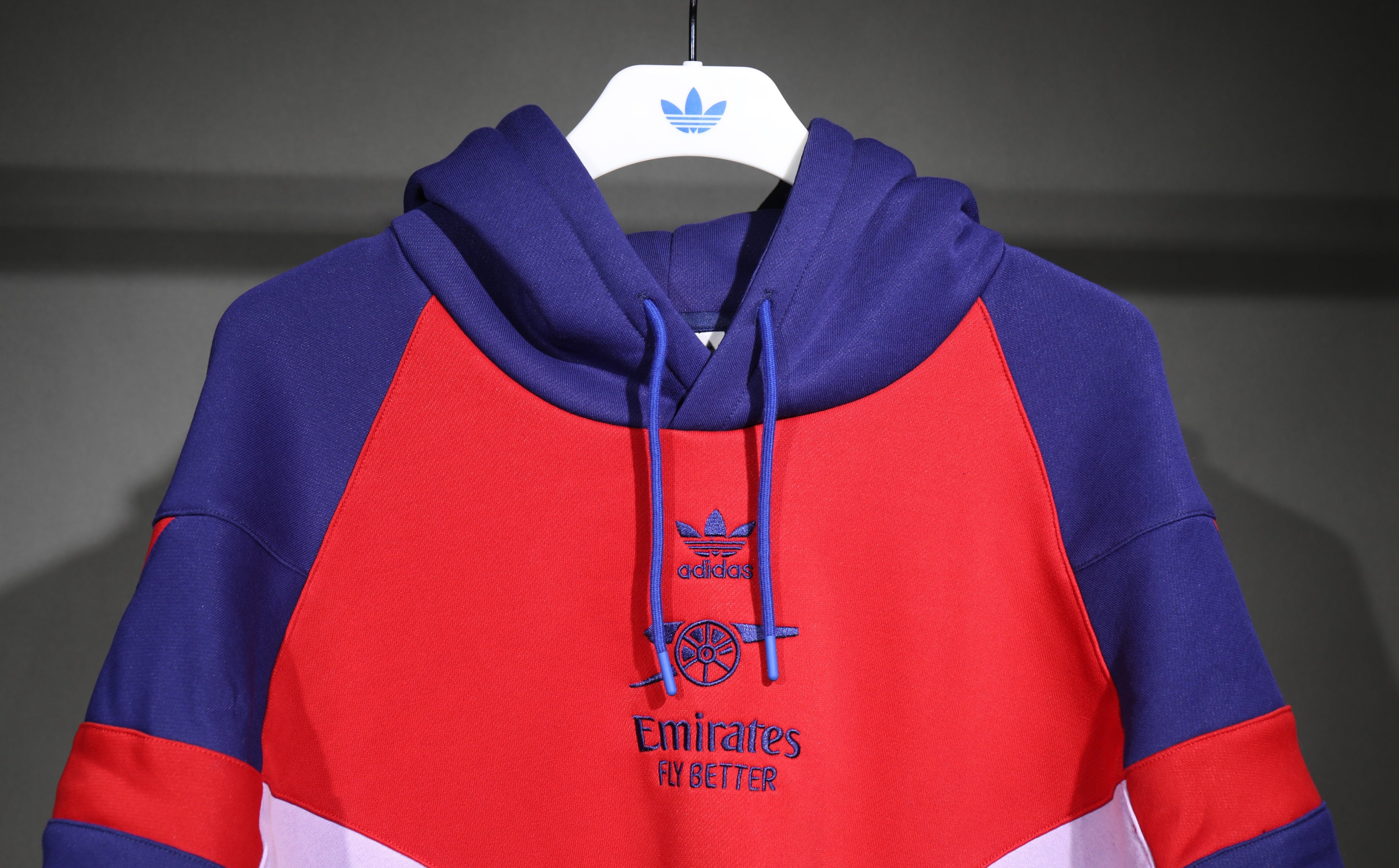 Tuta Arsenal rossa e blu